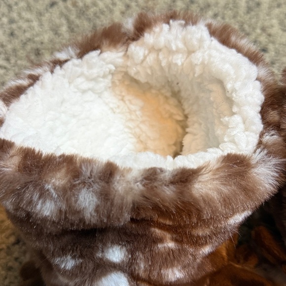 Reindeer Booties Slippers Christmas Brown & White Fuzzy w Pink Nose 7-8 NWOT - Picture 7 of 9